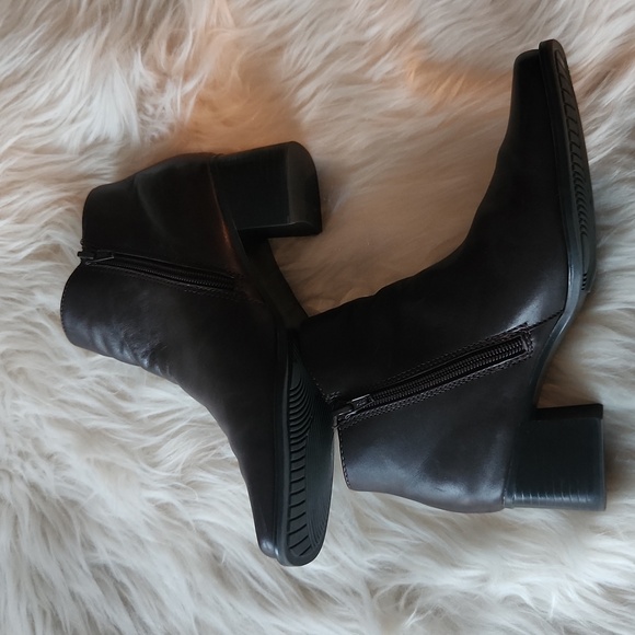 Dark brown leather booties size 6 new - Picture 2 of 6